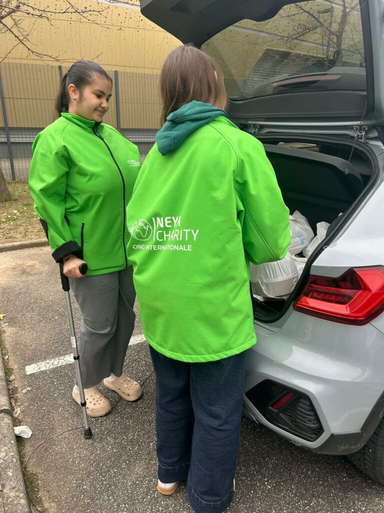 Chargement des repas dans la voiture, au départ de la maraude à Mulhouse