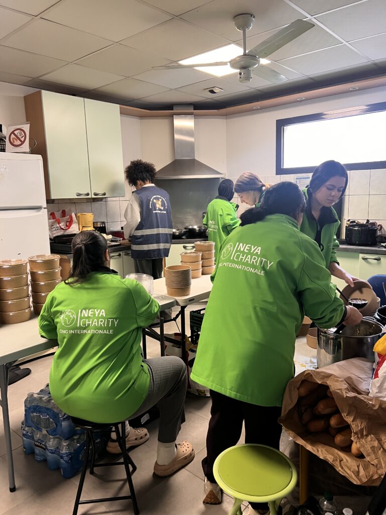 Les bénévoles de NEYA Charity préparent les repas chauds en cuisine avant la maraude