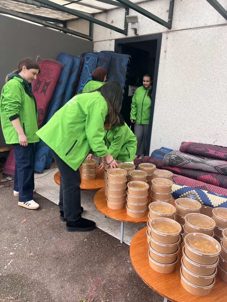 Les portions de soupe prêtes à partir pour la maraude, préparées par les bénévoles