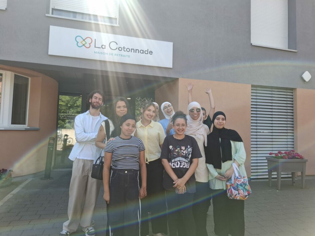 Les bénévoles de NEYA Charity devant la maison de retraite avant la visite