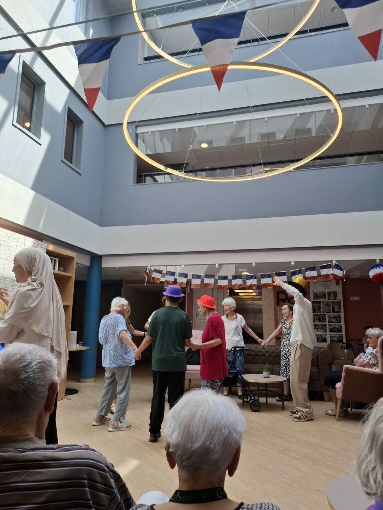 Ronde de danse avec les résidents lors de la visite de NEYA Charity en maison de retraite