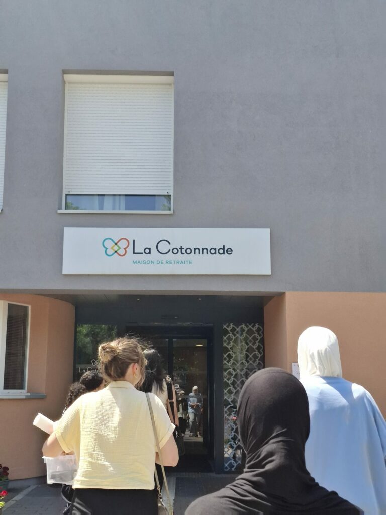 Arrivée des bénévoles de NEYA Charity à la maison de retraite