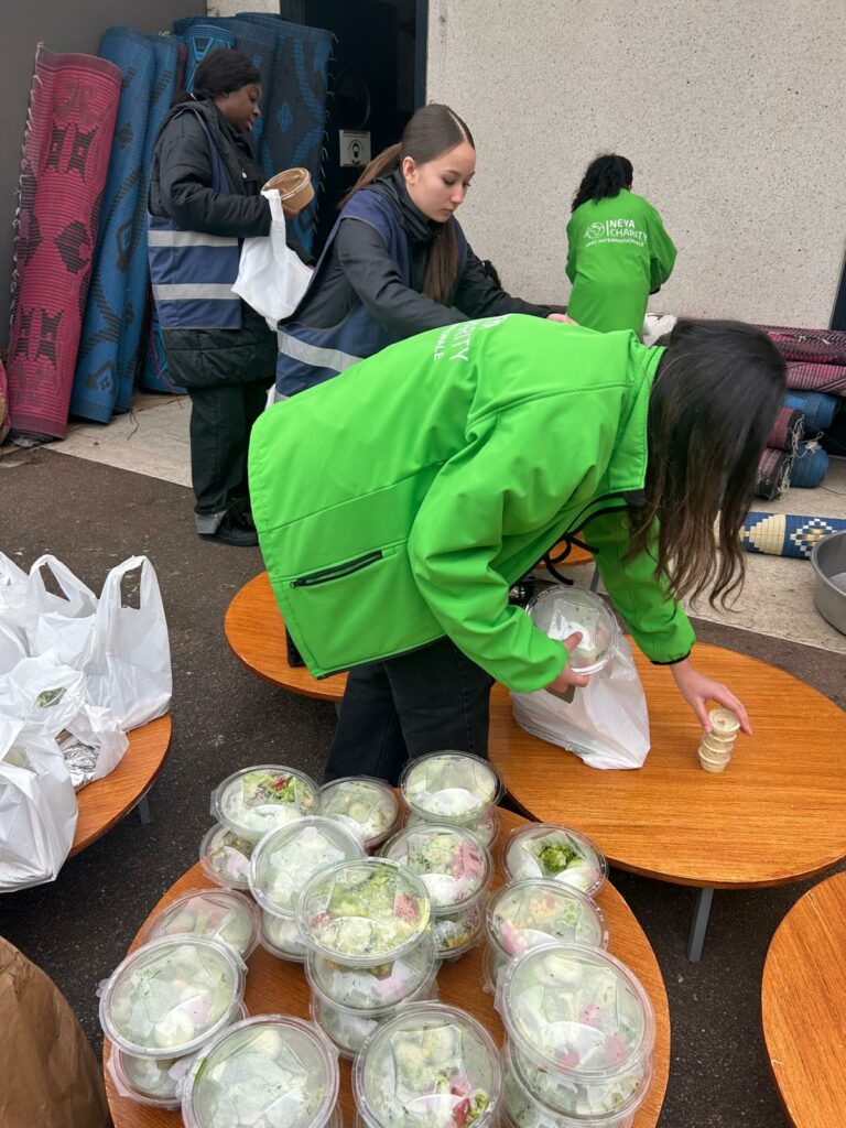 Mise en sachets des repas avant la distribution aux personnes sans abri
