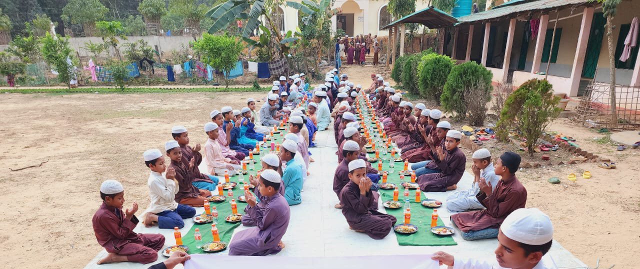 Des orphelins réunis pour un repas chaud offert par NEYA Charity